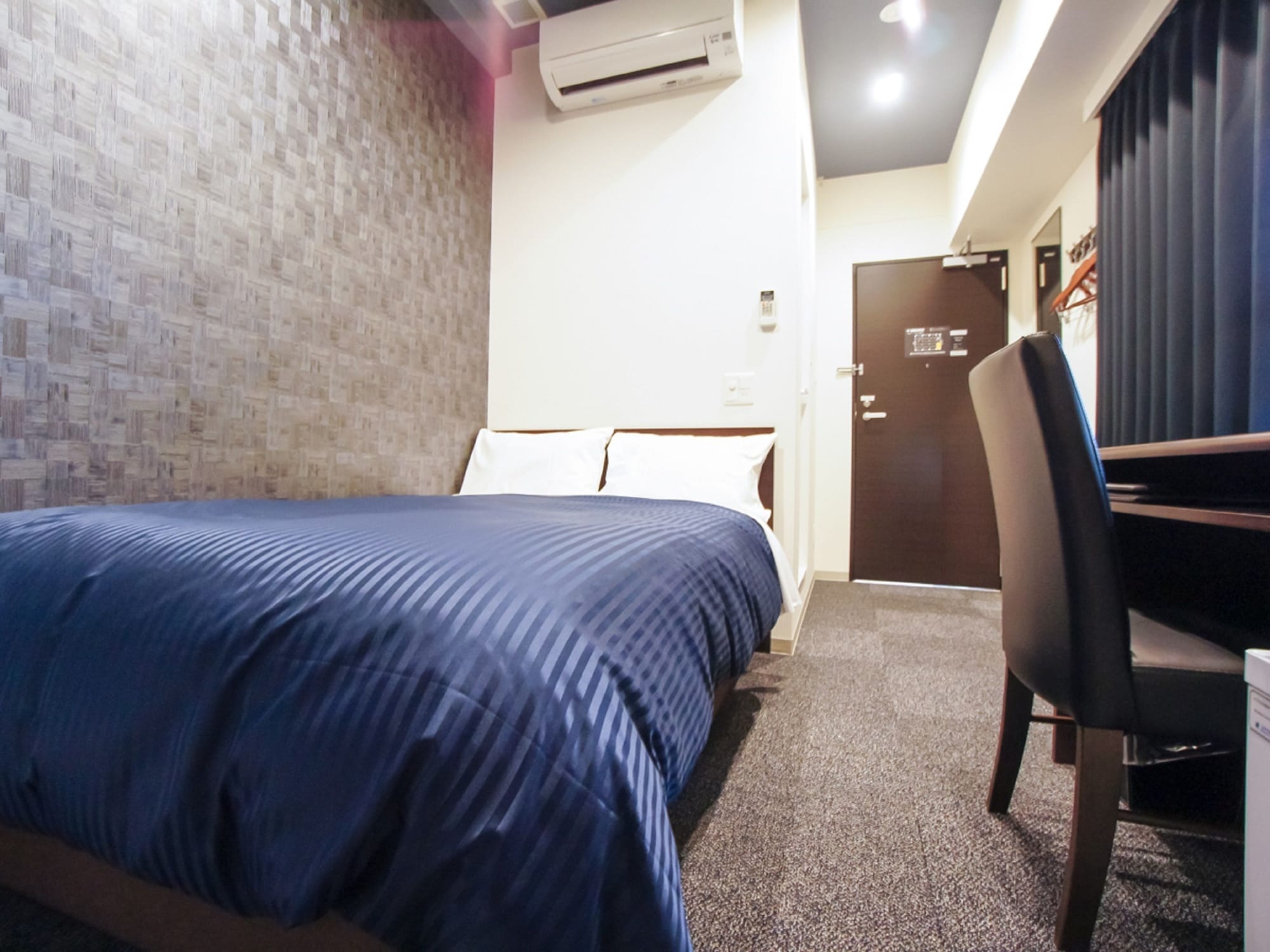 ROOM, SINGLE, SMOKING