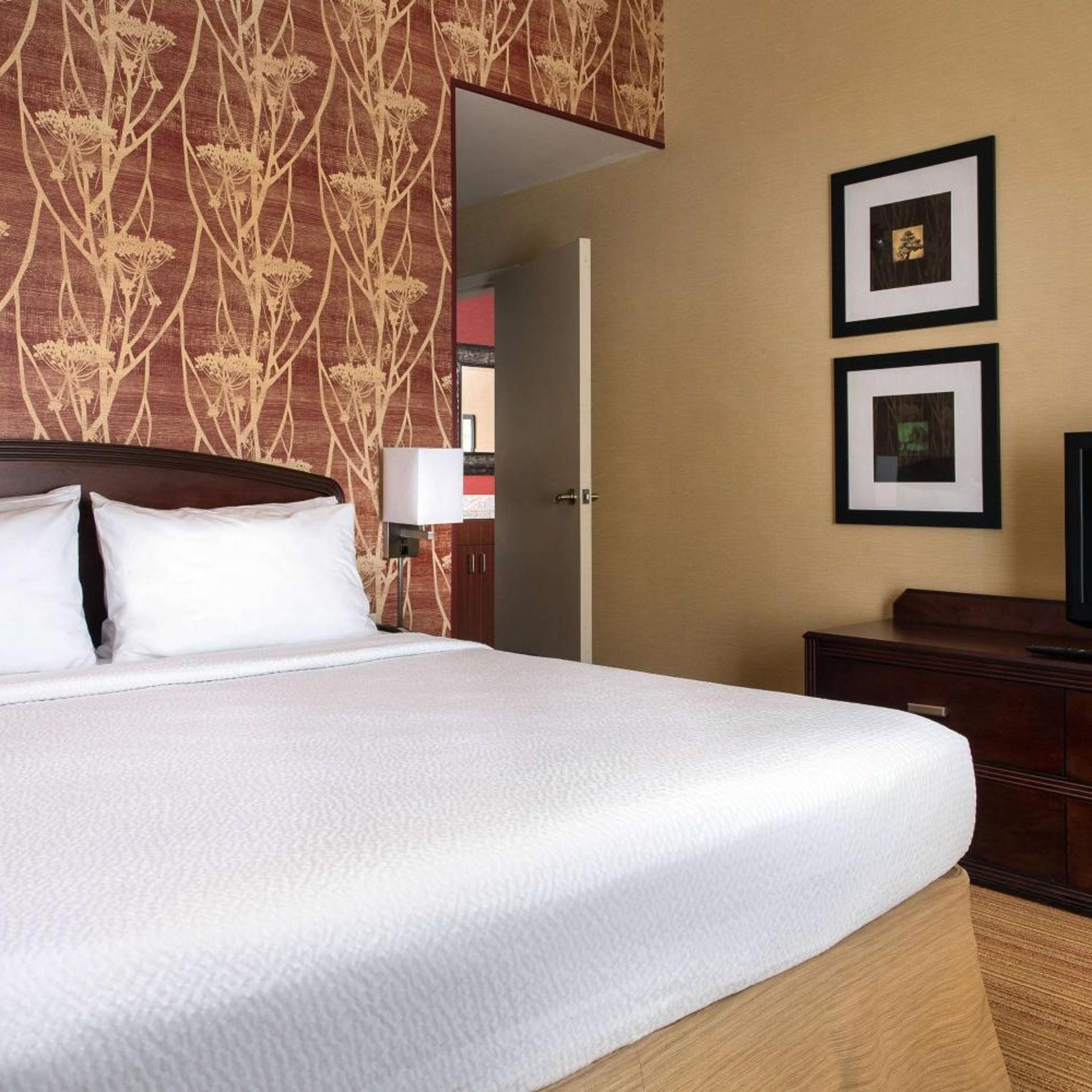 1 BEDROOM, SUITE, KING BED