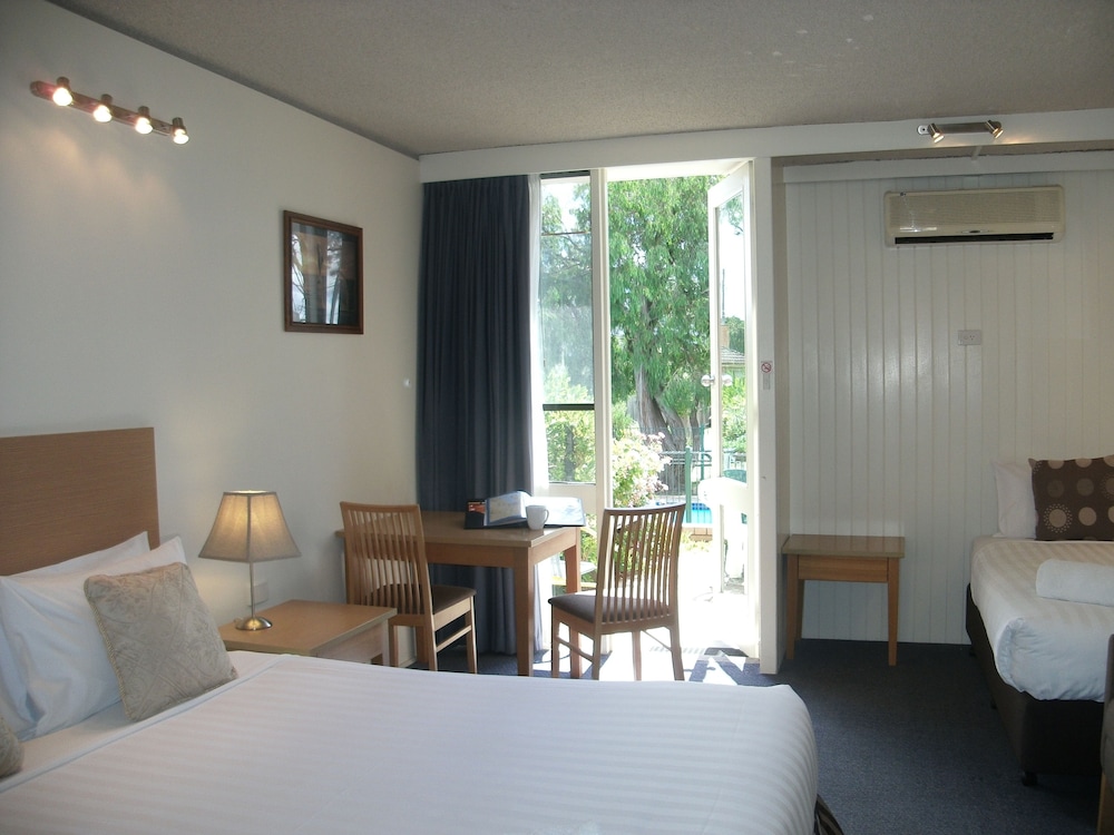 Room, 1 Queen and 1 Single Bed