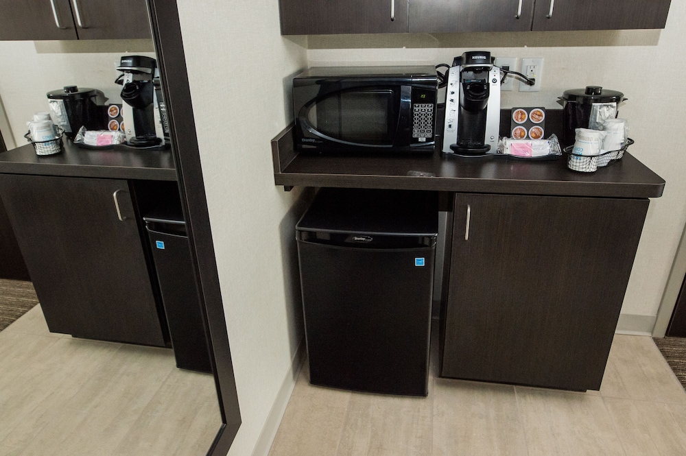 HOLIDAY INN EXPRESS & SUITES MARIETTA 7/35