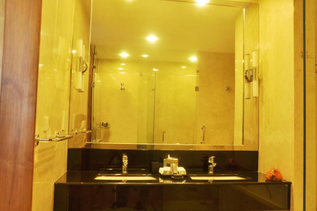 جناح بسرير كينج بإطلالة على البحر، The Blue Water Hotel and Spa 2/2