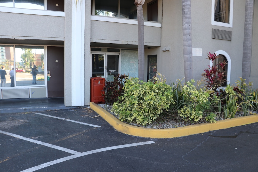 Howard Johnson by Wyndham Orlando/International Drive 5/34