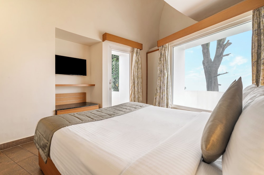 Privilege, Suite, Valley View, Sofa, Balcony، Sterling Kodai Valley 3/4