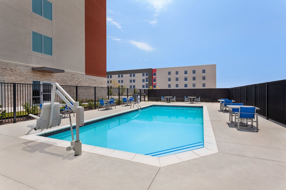 Holiday Inn Express and Suites Austin North Pflugerville 1/75