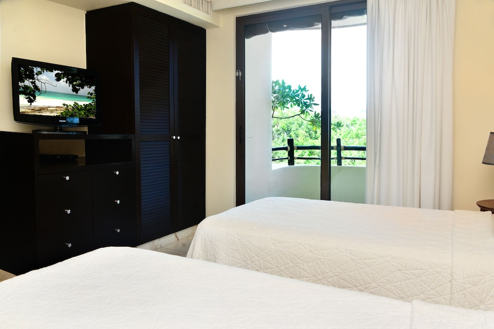 El Taj Oceanfront & Beachside Condo Hotel 29/74
