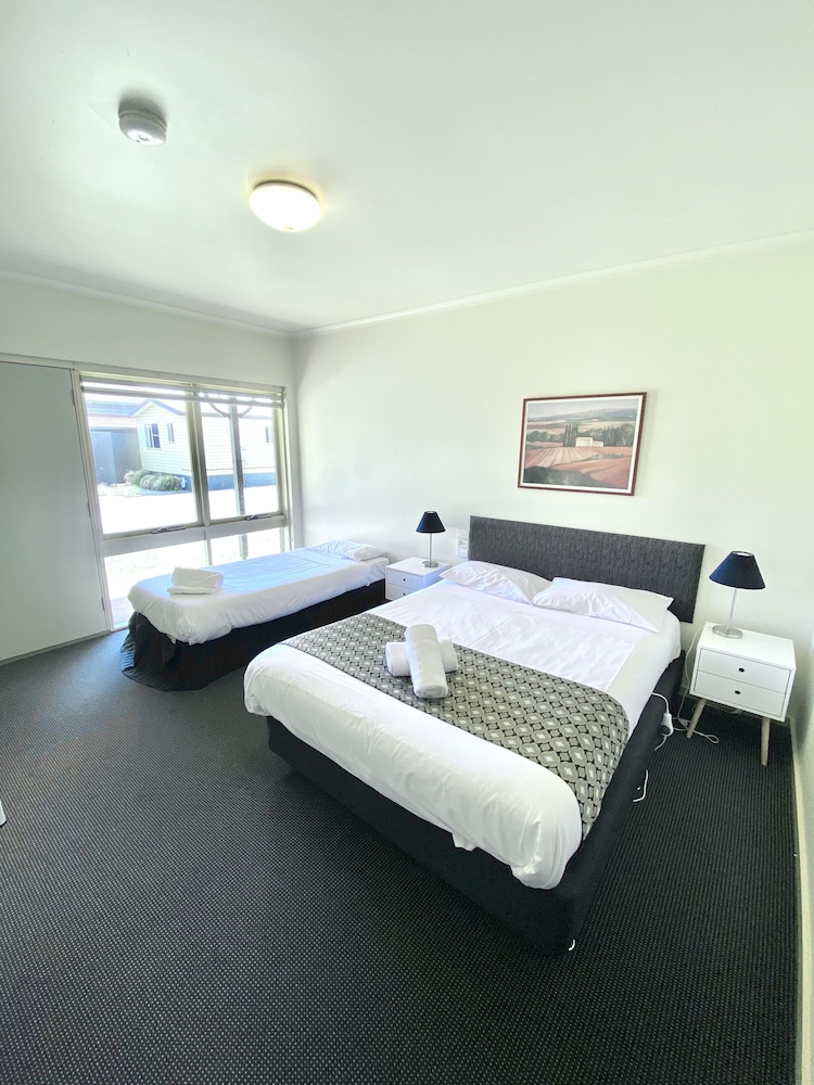 Standard, Triple, 1 Queen and 1 Single Bed