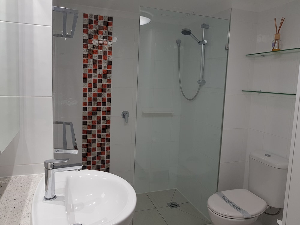 غرفة بسرير كوين بإطلالة على البحر بغرفة نوم واحدة، Beachcomber Resort Surfers Paradise 3/3