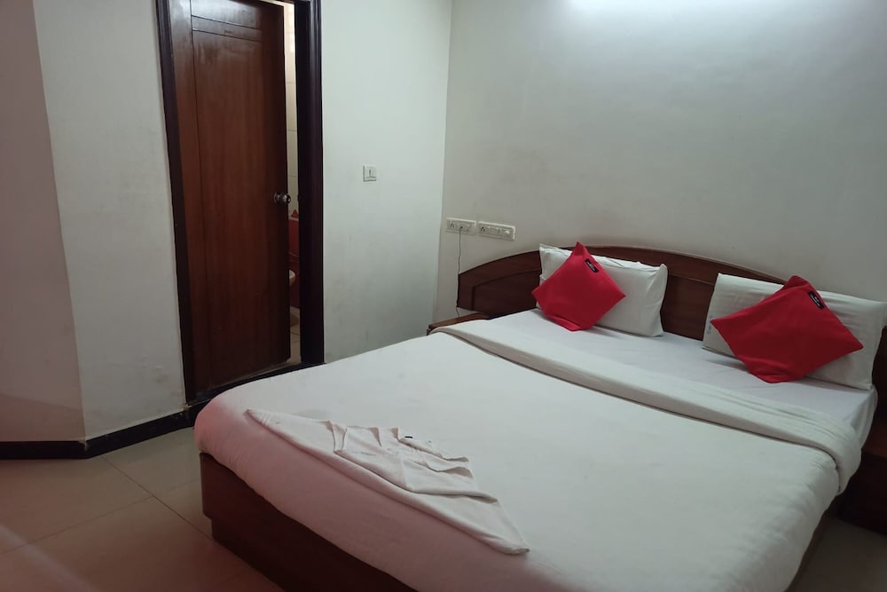 Oyo 12083 Hotel Champion Inn 12/25