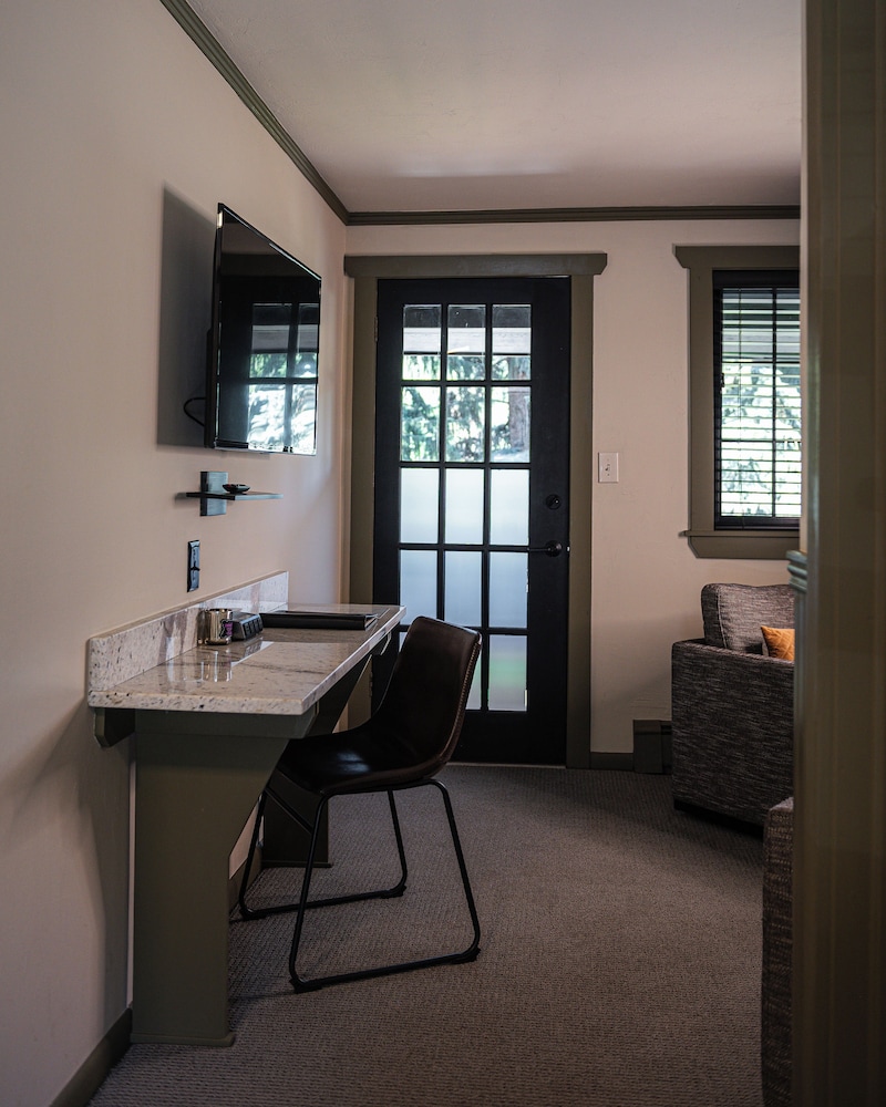 Highland Haven Creekside Inn 27/50
