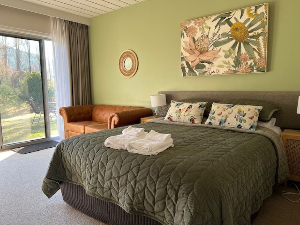 RIVERBANK PARK MOTEL 18/63