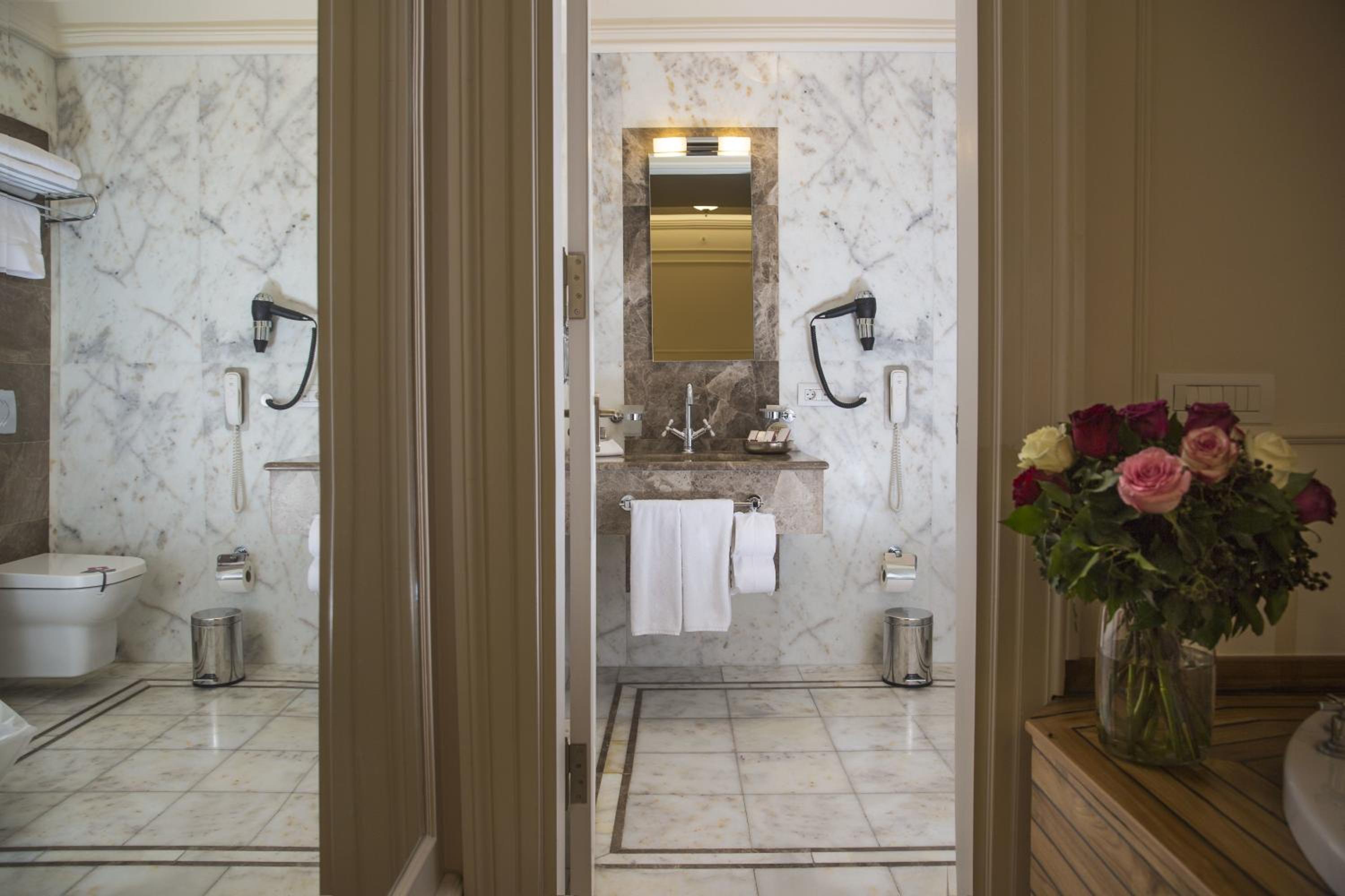 غرفة كلاسيكية بجاكوزي، Corinne Hotel 6/10