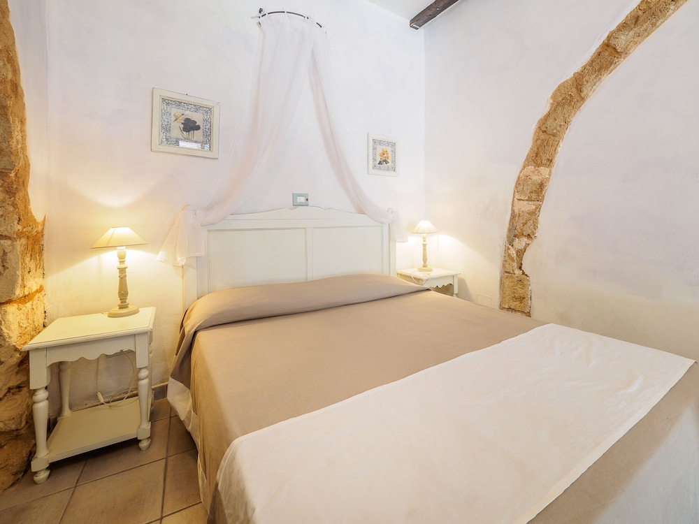 ROOM, QUEEN BED