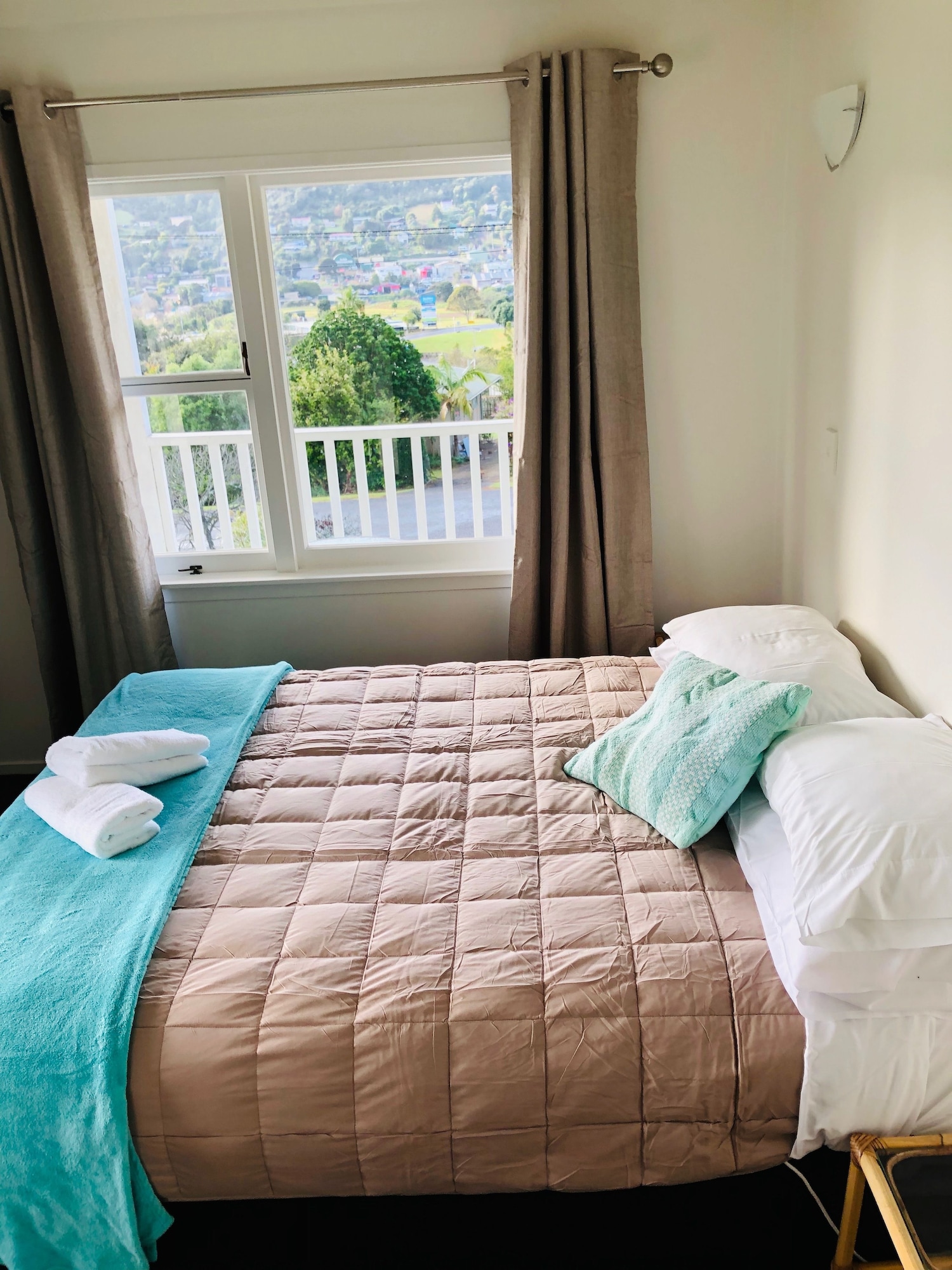 2 Bedrooms, 1 Single and 2 Queen Beds