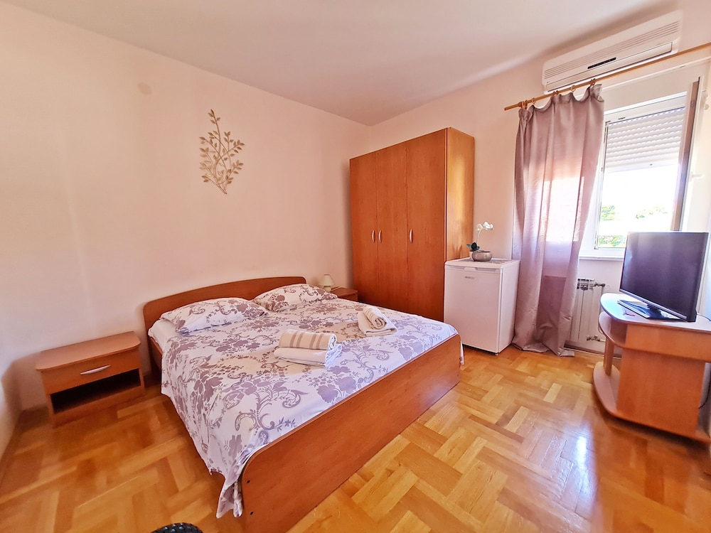 APARTMENTS ROOMS PORAT 9/47