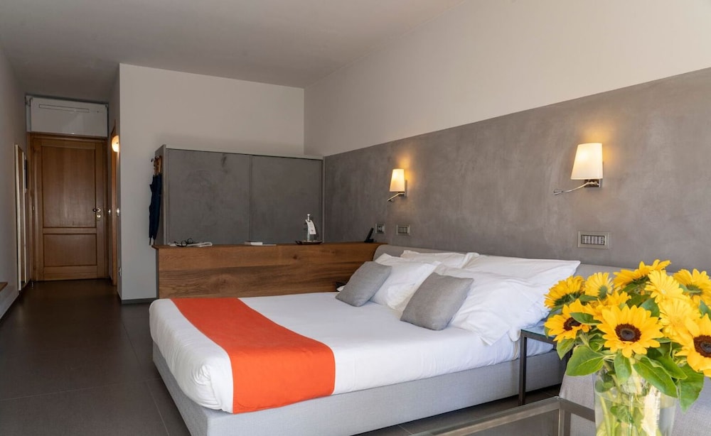 Junior Suite, Queen Bed, Partial Lake View
