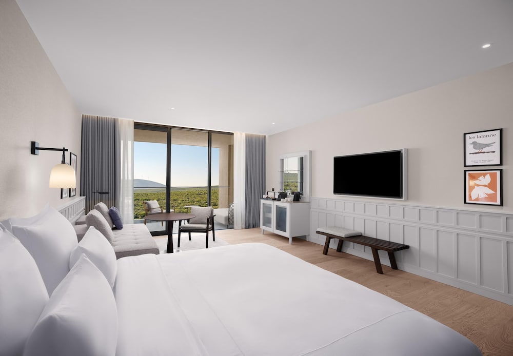 Deluxe, Double and Twin Beds, Garden View