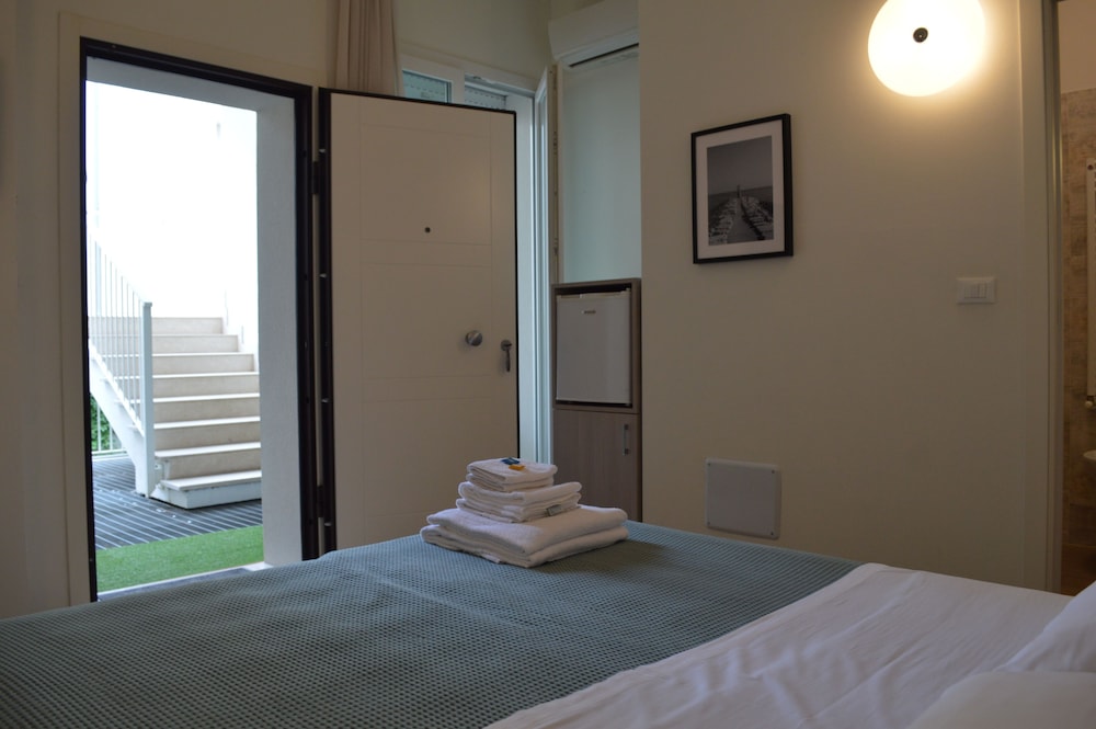 ROOM, DOUBLE BED
