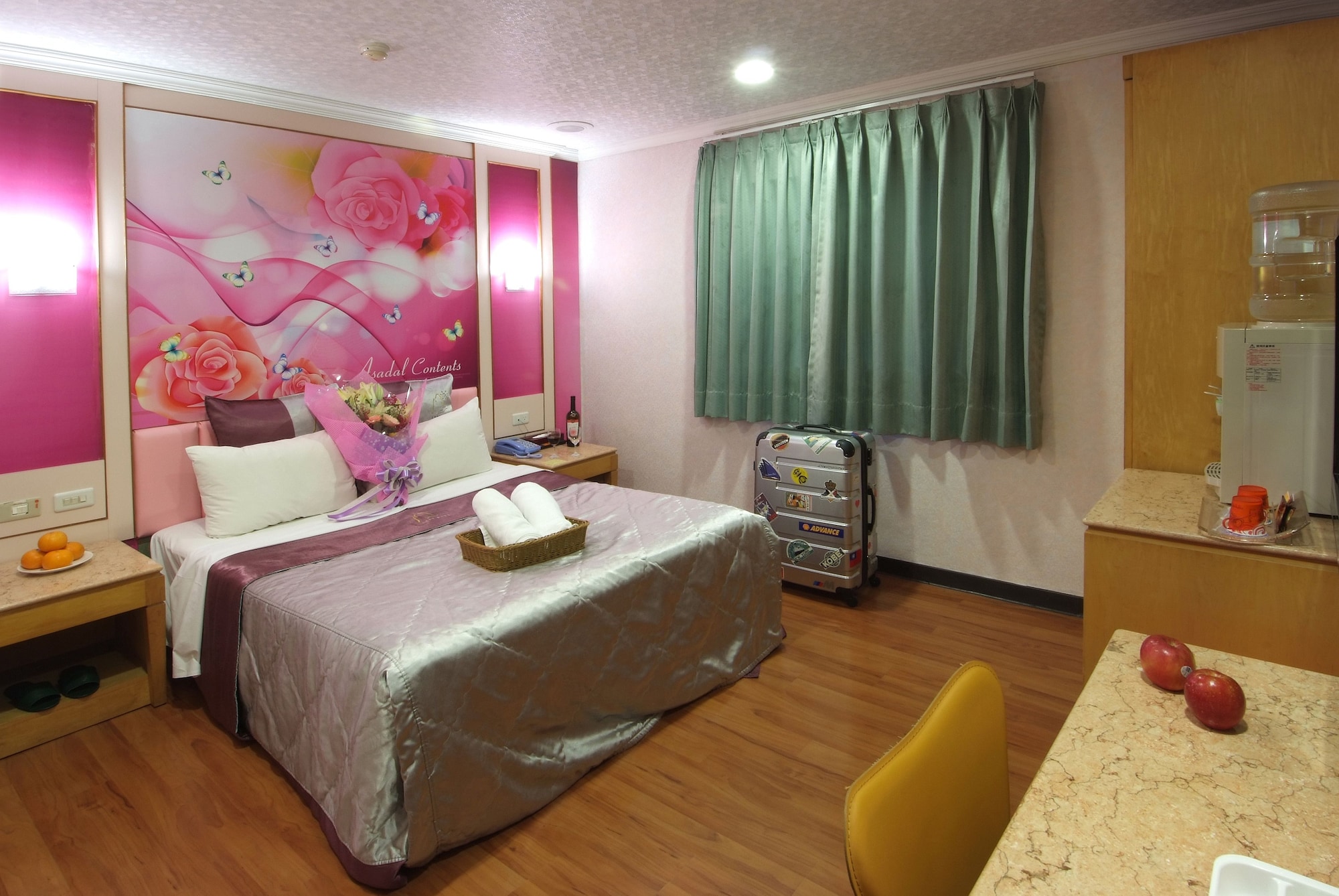 BUSINESS, DOUBLE BED, NO PARKING
