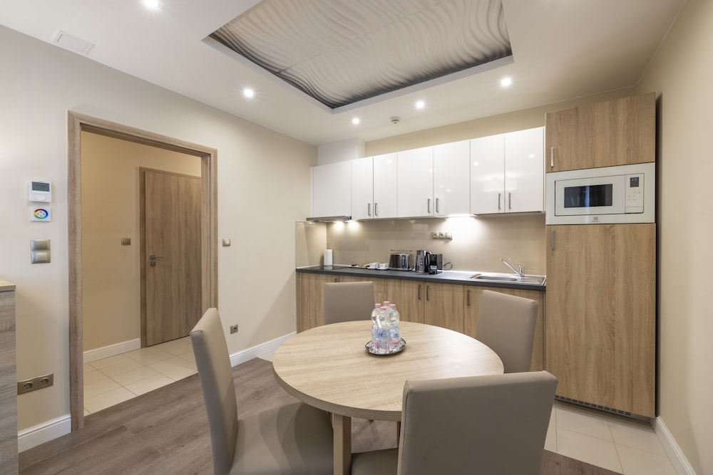 Silver Crown Hotel & Residence 40/50