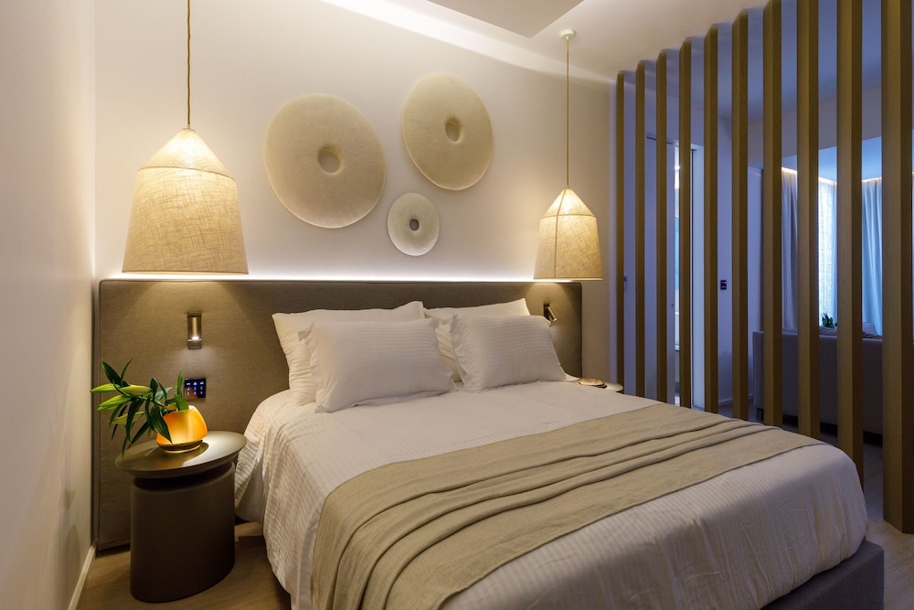 EXECUTIVE, SUITE, LAND VIEW