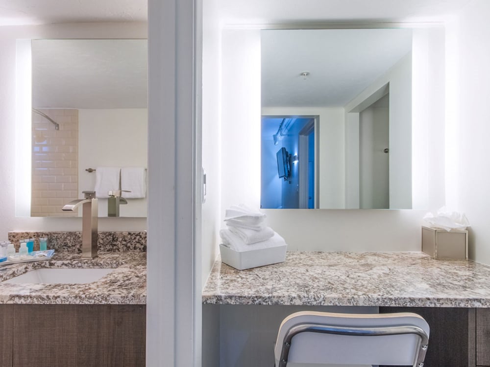 Hibiscus Suites - Gateway to Siesta Key 20/44