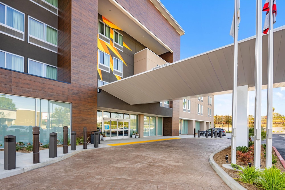 La Quinta Inn and Suites by Wyndham La Habra 53/60