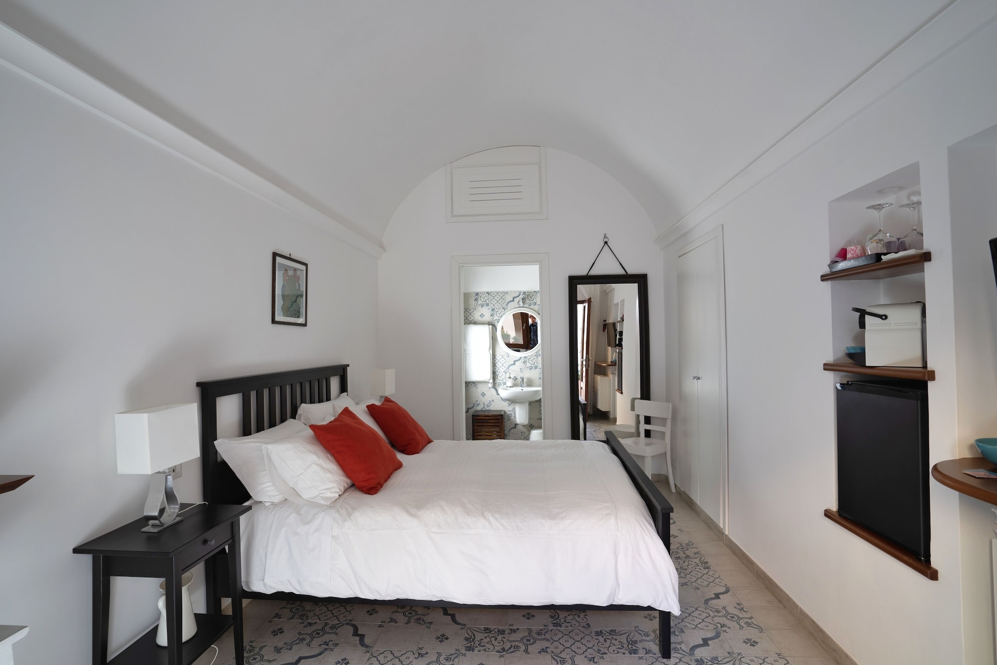ROOM, DOUBLE BED