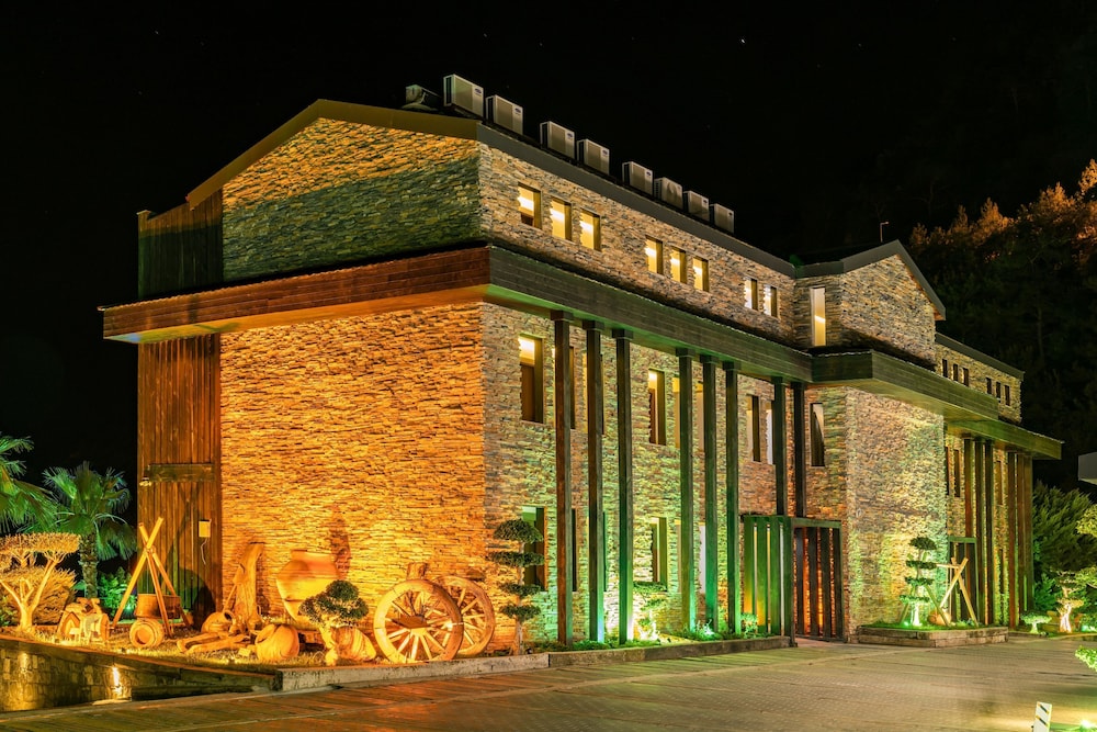 Manaspark Deluxe Hotel