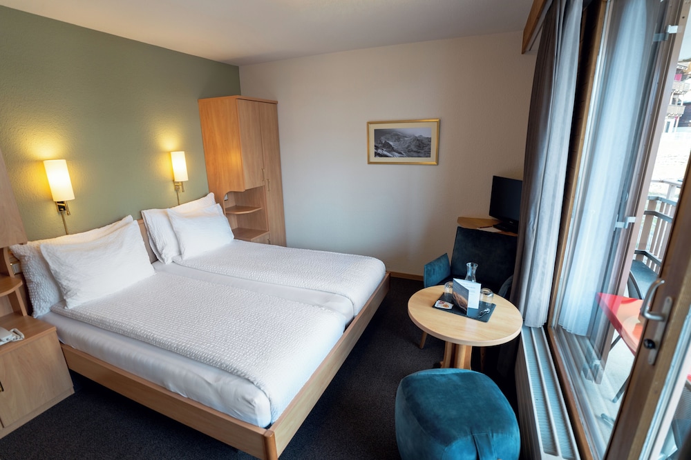 Compact, Queen Bed, Mountain View, Balcony