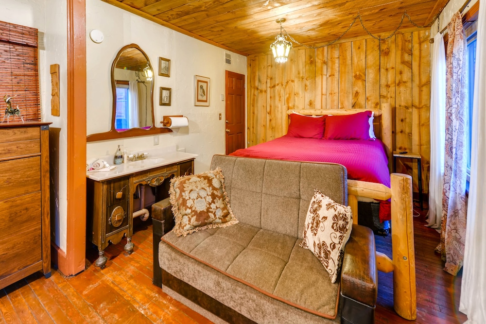 Cliff House Lodge Bed and Breakfast 48/72