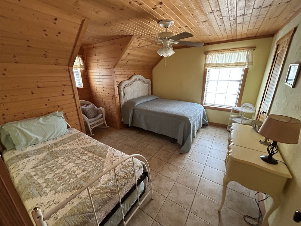4 Bedrooms, Luxury, House, King Bed, 4 Queen Beds, Trundle Bed, Lake View