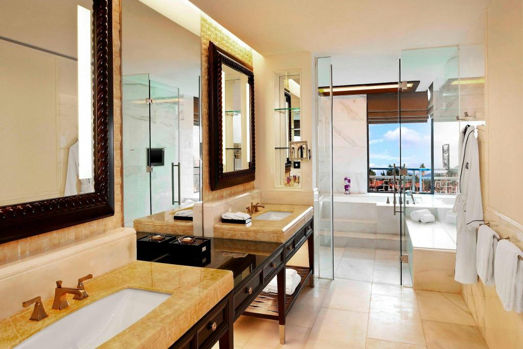 Lagoon, Guest Room, King Bed, Lagoon View, Balcony, Pool Access، The St Regis Sanya Yalong Bay Resort 4/4