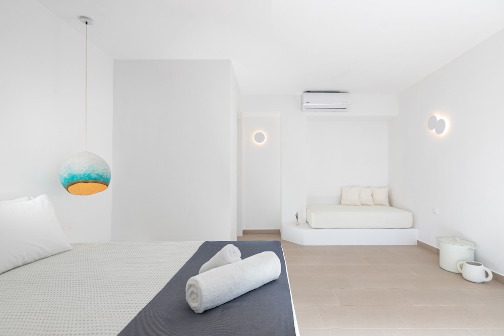 DELUXE, DOUBLE BED, POOL VIEW, JETTED TUB