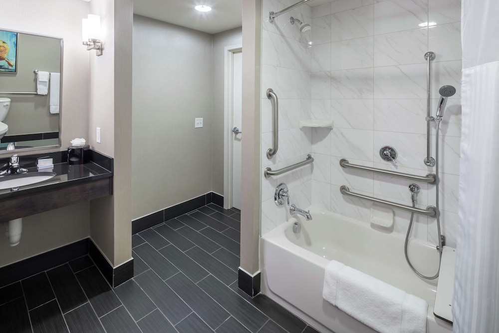 Hilton Garden Inn Charleston Waterfront Downtown 20/77