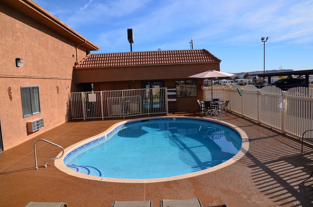Howard Johnson by Wyndham St. George Hotel & Suites 4/22