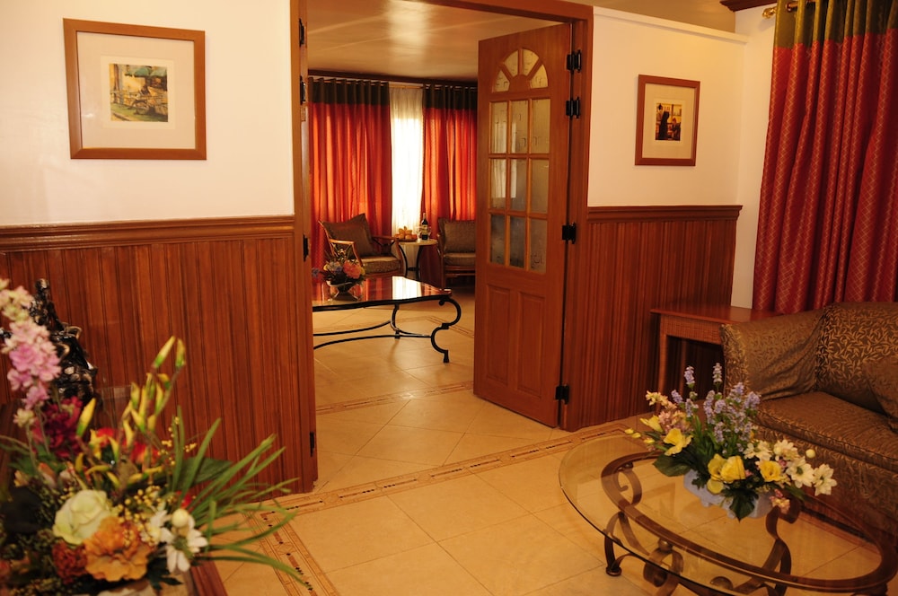 Golden Pine Hotel 34/41