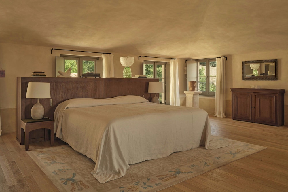 Suite, King Bed, Sea View, Lake View