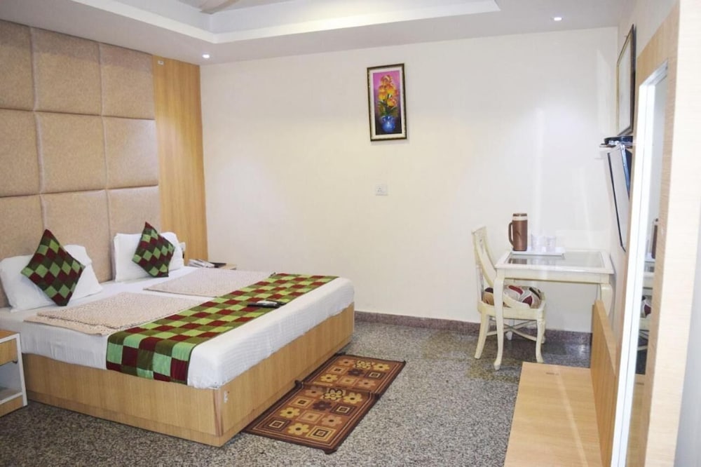 Hotel The Paramont Delhi 4/50