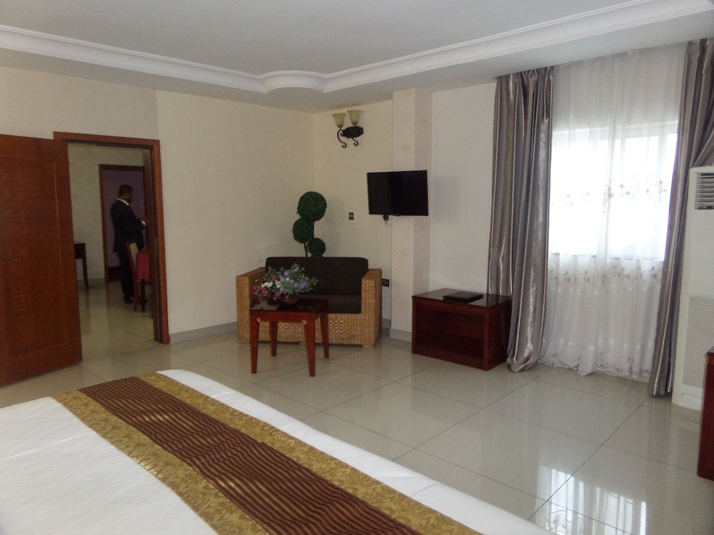 Barcelona Hotels Abuja 37/50