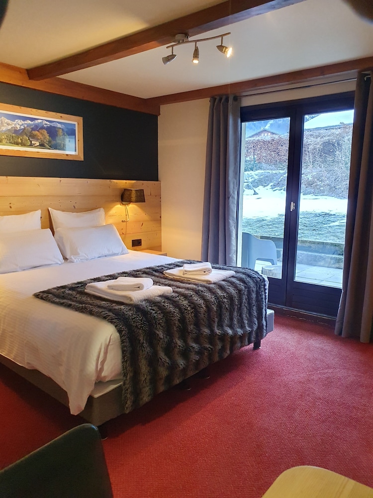 ROOM, DOUBLE BED, MONT BLANC SIDE, GARDEN ACCESS