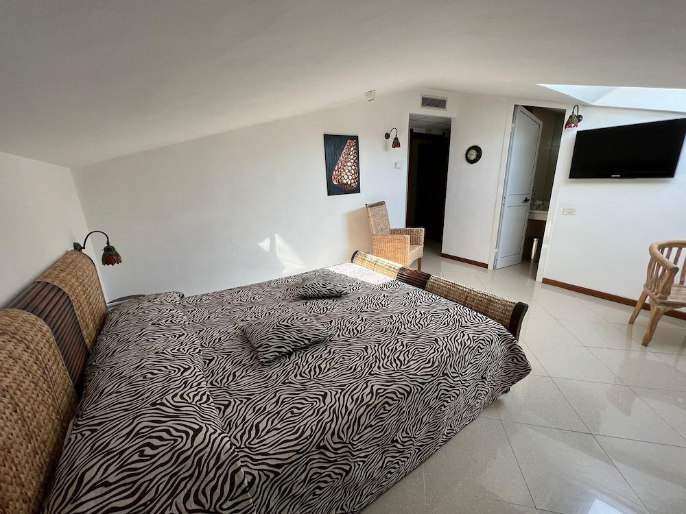 ROOM, DOUBLE BED, ATTIC