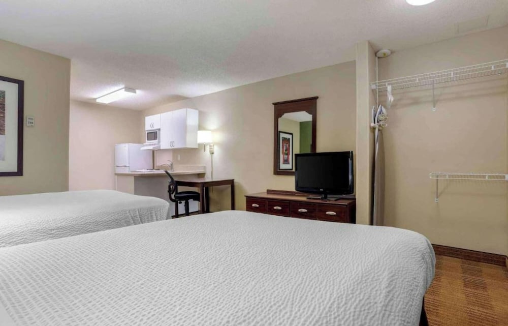 2 Full Beds - Non-Smoking, Kitchen