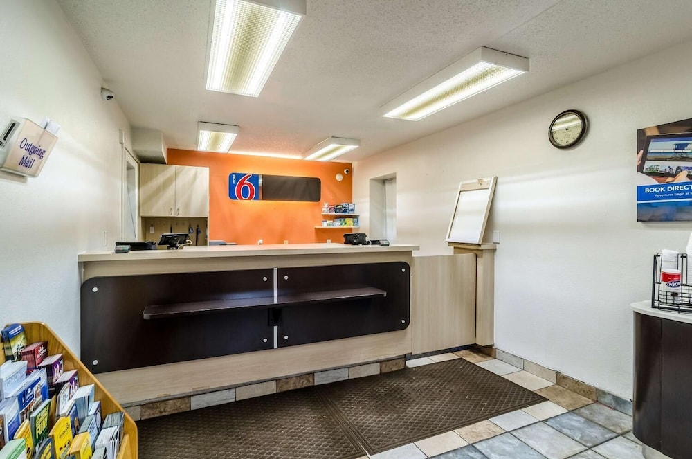 Motel6 Warren, MI - Detroit East 7/54