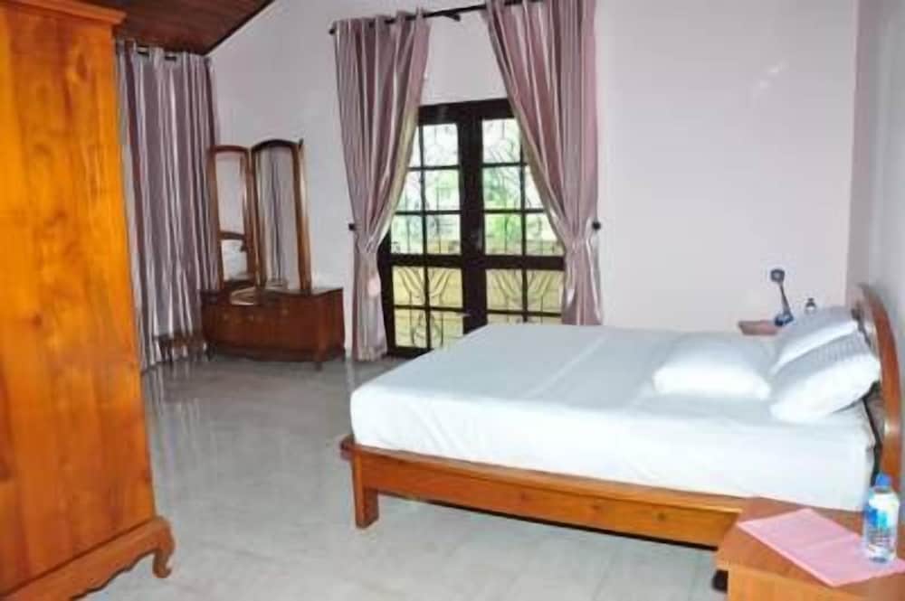 Sugandi Inn 8/40