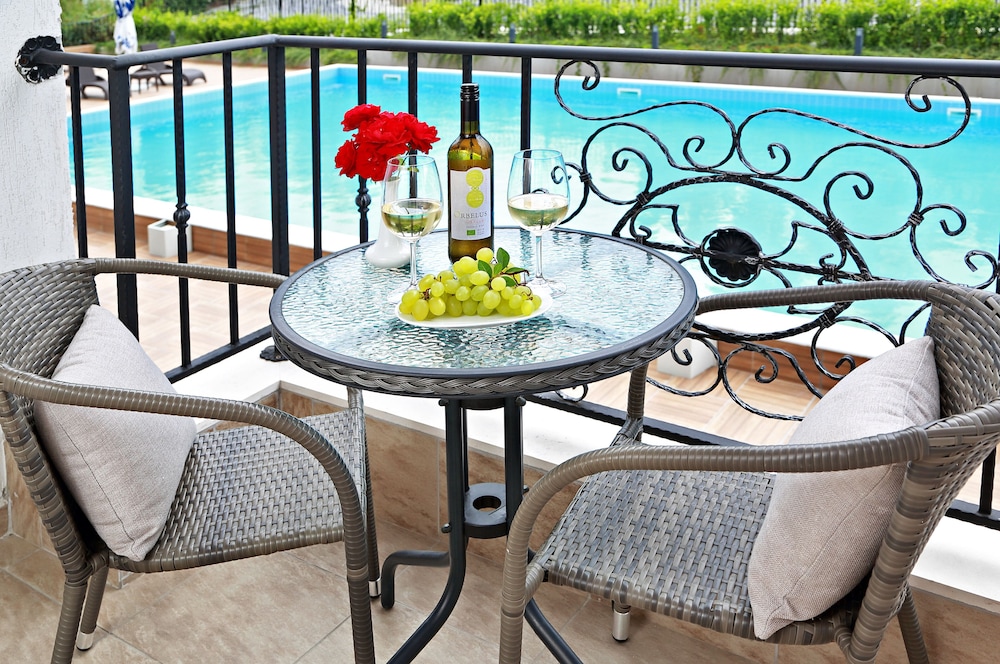 White Rock Castle Suite Hotel & Spa 43/47