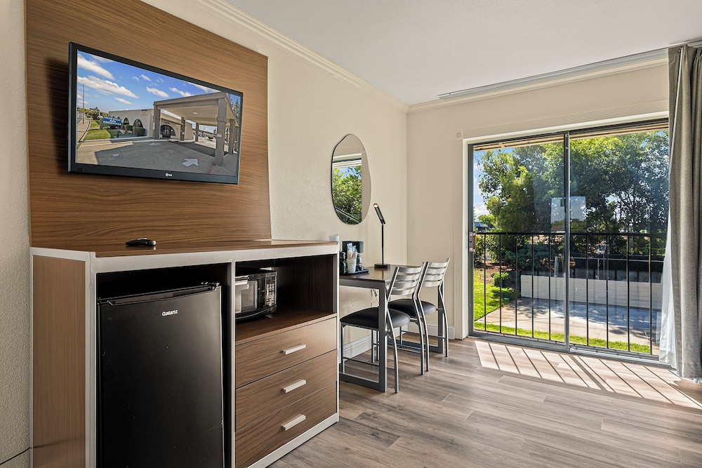 Heritage Inn Express Roseville 7/51