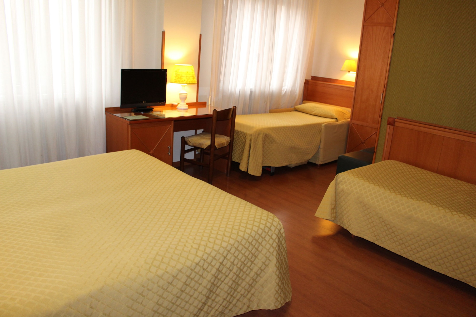 ROOM, TRIPLE