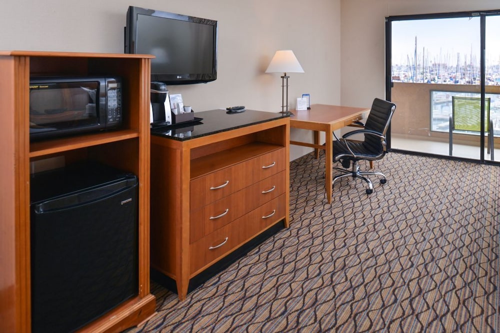 Holiday Inn Express Hotel Suites Ventura Harbor 56/69