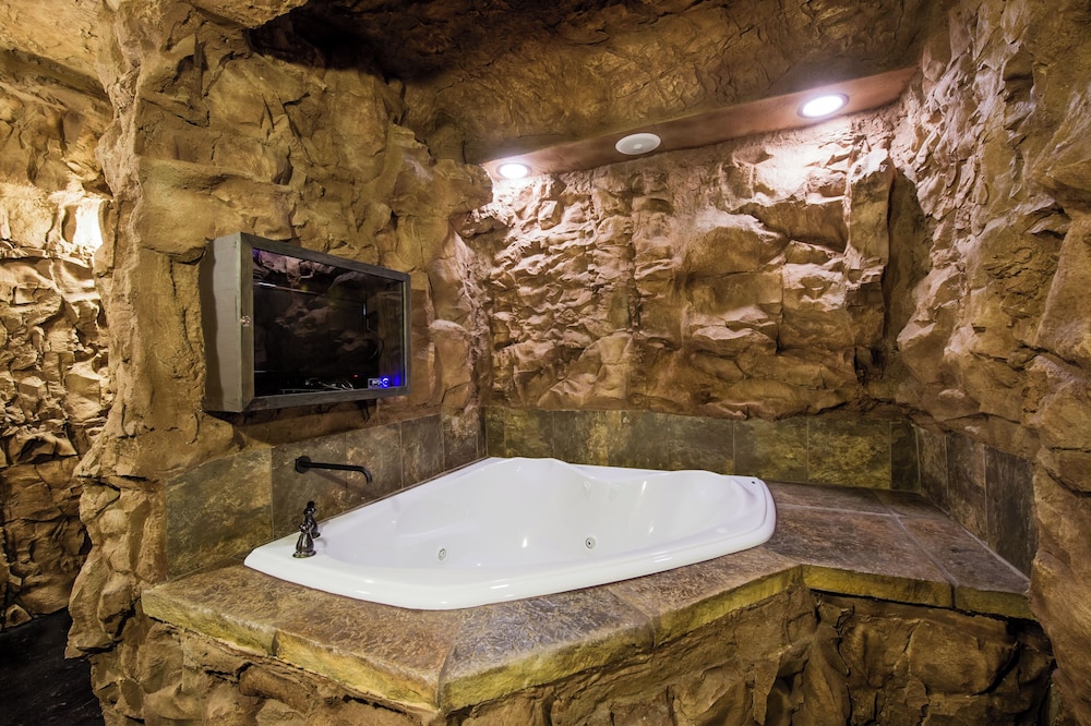 Eureka Springs Treehouses, Hobbit Caves &amp; Castles 25/52