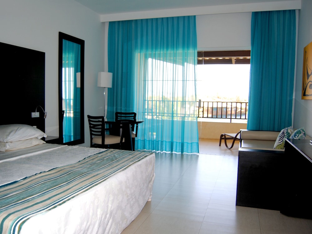 Dom Pedro Laguna Beach Resort & Golf by WAM Experience 33/80
